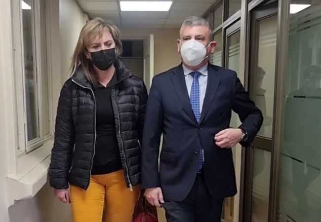 El Defensor Regional de &Ntilde;uble invit&oacute; a la senadora Loreto Carvajal a recorrer las oficinas, momento en que ella salud&oacute; a las y los funcionarios.