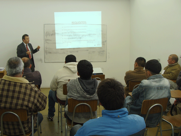 El jefe de Estudios, Leonardo D&iacute;az, orient&oacute; a los internos.