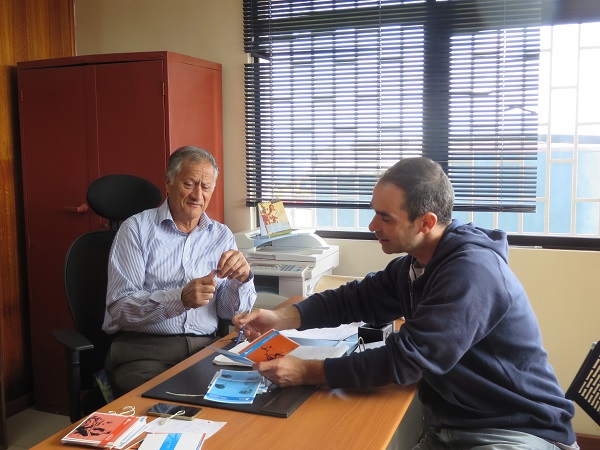 El defensor p&uacute;blico Juan Pablo Moreno (derecha) con Jacobo Hey, secretario del Tribunal de Letras y Garant&iacute;a de Isla de Pascua.