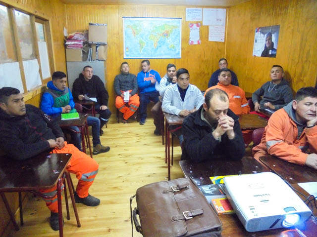 Los internos de Ancud prestaron mucha atenci&oacute;n al defensor penitenciario Carlos Barahona.