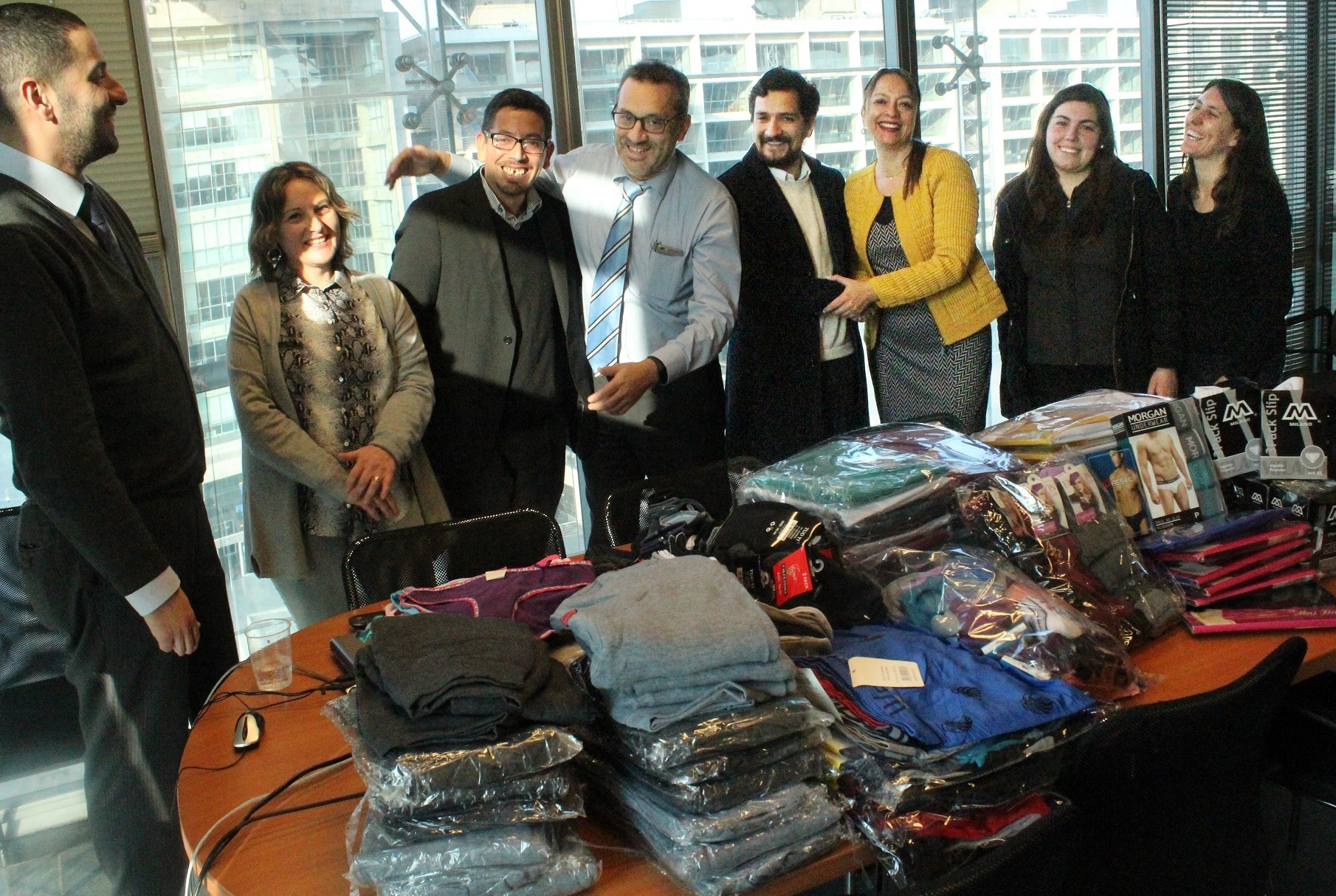Francisco Lagos y Ronald Araya, de la Fundaci&oacute;n Gente de la Calle, valoraron la donaci&oacute;n de ropa nueva de los funcionarios de la DRMN.