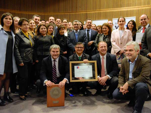 Un extenso grupo de funcionarios y funcionarias acompa&ntilde;&oacute; al Defensor Nacional a la entrega del premio.
