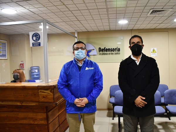 El Defensor Regional de Tarapac&aacute; y el convencional constituyente Hugo Guti&eacute;rrez, tras su encuentro protocolar.