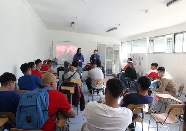 Las defensoras penitenciarias Macarena Solis y Karen Godoy con los alumnos del colegio penal "Herbert Vargas Wallis".