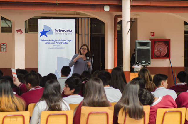 La defensora p&uacute;blica juvenil Marcela Crisosto dialog&oacute; con los estudiantes del liceo polit&eacute;cnico.