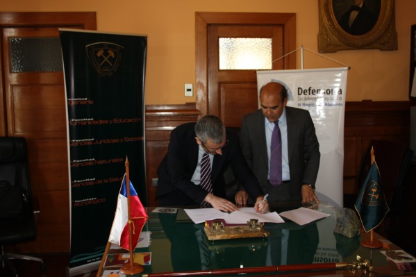 El Defensor Regional de Atacama, Ra&uacute;l Palma, y el rector de la Universidad de Atacama, Celso Arias, firmaron el convenio de cooperaci&oacute;n.