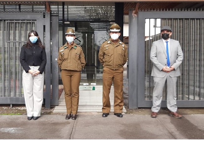 El Defensor Regional (S), Antonio Guerra, y la jefa de Estudios, Viviana Castel, durante la reuni&oacute;n con los representantes de Carabineros.