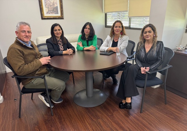 La Defensora Metropolitana Norte, Daniela B&aacute;ez,  junto a la fiscal Oriente, Lorena Parra, y sus respectivos equipos.