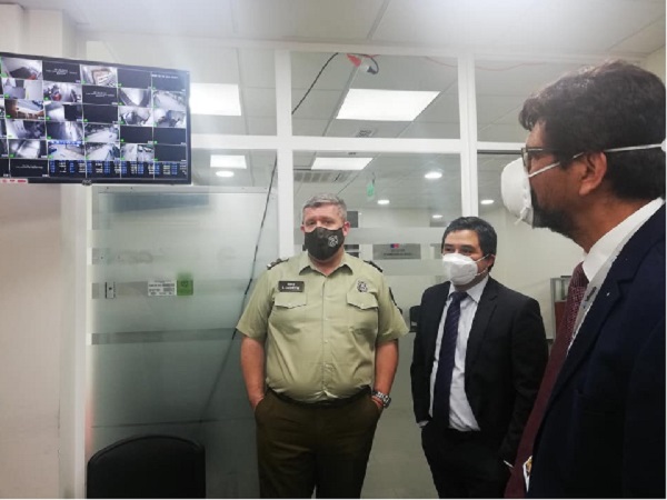 En la comisar&iacute;a de Rengo, los directivos visitaron la central de c&aacute;maras de vigilancia interna de la unidad policial.