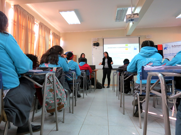 M&aacute;s de 30 alumos siguieron con atenci&oacute;n la exposici&oacute;n de las profesionales de la Defensor&iacute;a. 