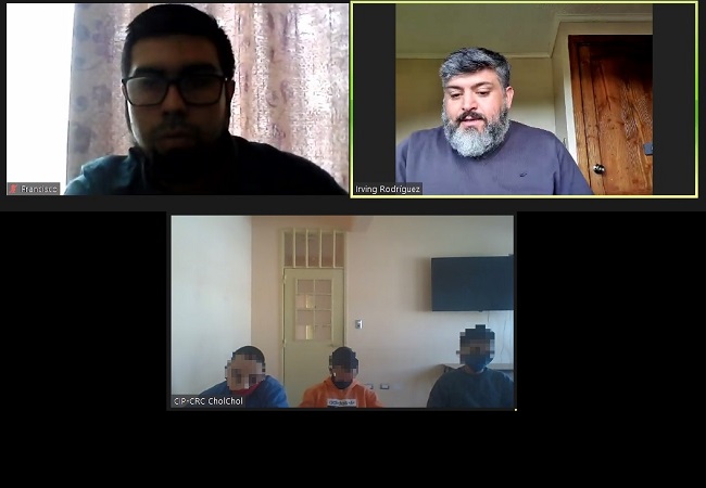 El defensor penal juvenil Irving Rodr&iacute;guez y el trabajador social Francisco Marileo se reunieron por Zoom con los j&oacute;venes.