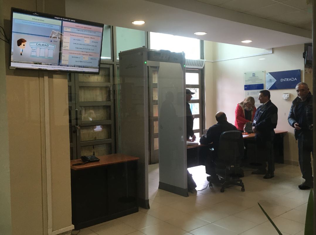 Los videos est&aacute;n siendo exhibidos en la zona de espera de audiencias e ingreso del tribunal.