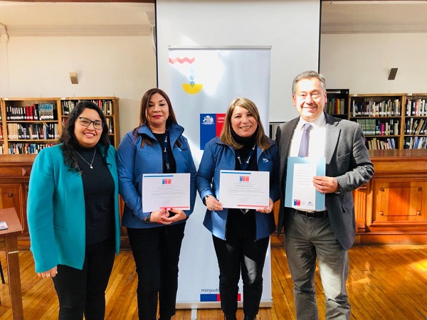La seremi de Justicia y Derechos Humanos, Paula Guti&eacute;rrez (a la izquierda), con Karem, Artemiza y el Defensor Regional, Claudio P&eacute;rez.