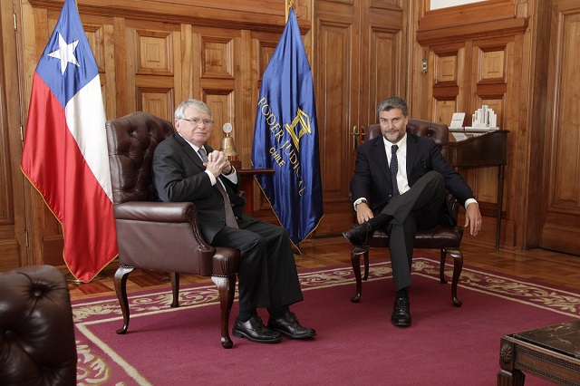El Defensor Nacional, Andr&eacute;s Mahnke, durante la reuni&oacute;n. 