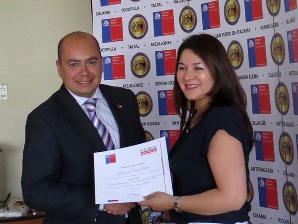Loreto Flores, Defensora Regional de Antofagasta, recibi&oacute; el certificado de participacion en el Concurso de Buenas Pr&aacute;cticas 2013.