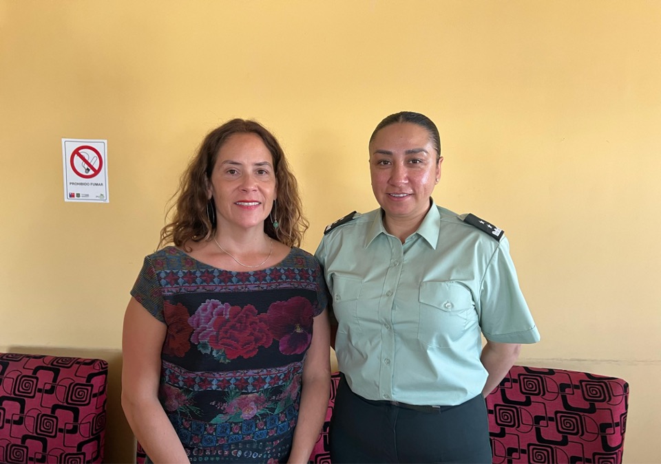 La Defensora Regional Metropolitana Norte y la nueva alcaidesa del CDP de San Miguel, Mar&iacute;a Paulina Lueiza. 