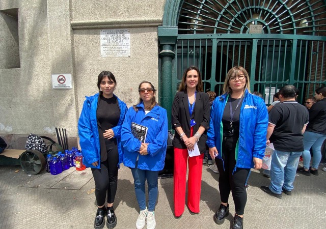 Valentina Lorca y el equipo penitenciario al ingresar a la ex Penitenciar&iacute;a de Santiago, para dialogar con internos con discapacidad.