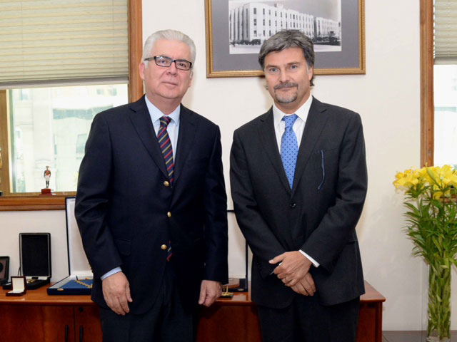 El Defensor Nacional (derecha) y el director de la PDI concordaron en reforzar los mecanismos de capacitaci&oacute;n mutua.