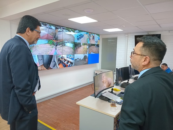 El Defensor Regional y el nuevo seremi visitaron la sala de monitoreo de emergencias.