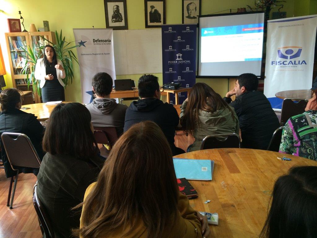 La defensora p&uacute;blica juvenil expuso ante los educadores los aspectos m&aacute;s relevantes de la defensa penal de menores de edad.
