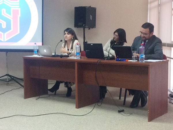 En el seminario expuso la defensora p&uacute;blica y acad&eacute;mica P&iacute;a Bustos (izquierda), quien explic&oacute; la figura del oficial de cumplimiento.