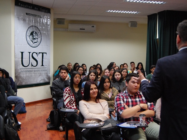 M&aacute;s de 50 integrantes de la carrera de servicio social participaron en la charla. 