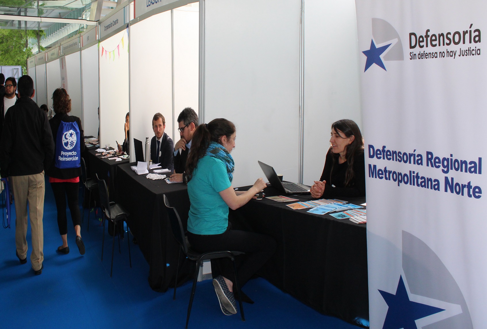 Francisca Sell&eacute;s entrega informaci&oacute;n en la Feria de Reinserci&oacute;n Social organizada por la Escuela de Ingenier&iacute;a Industrial de la U. de Chile.