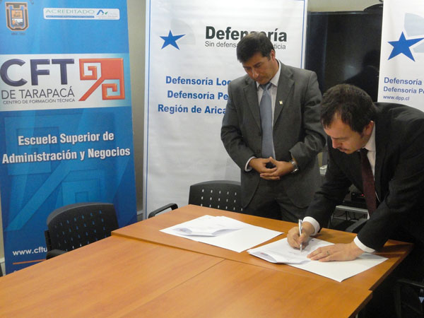 El convenio fue firmado por el Defensor Regional, Claudio G&aacute;lvez Giordano, y el rector del CFT, David Alvarado Olmos.