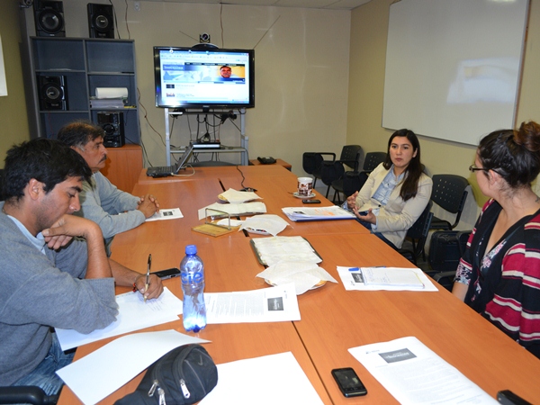  La Jefa de Estudios (s) de Arica y Parinacota explic&oacute; a la prensa local la naturaleza del Proyecto Inocentes, acompa&ntilde;ada por Santiago Galleguillos.