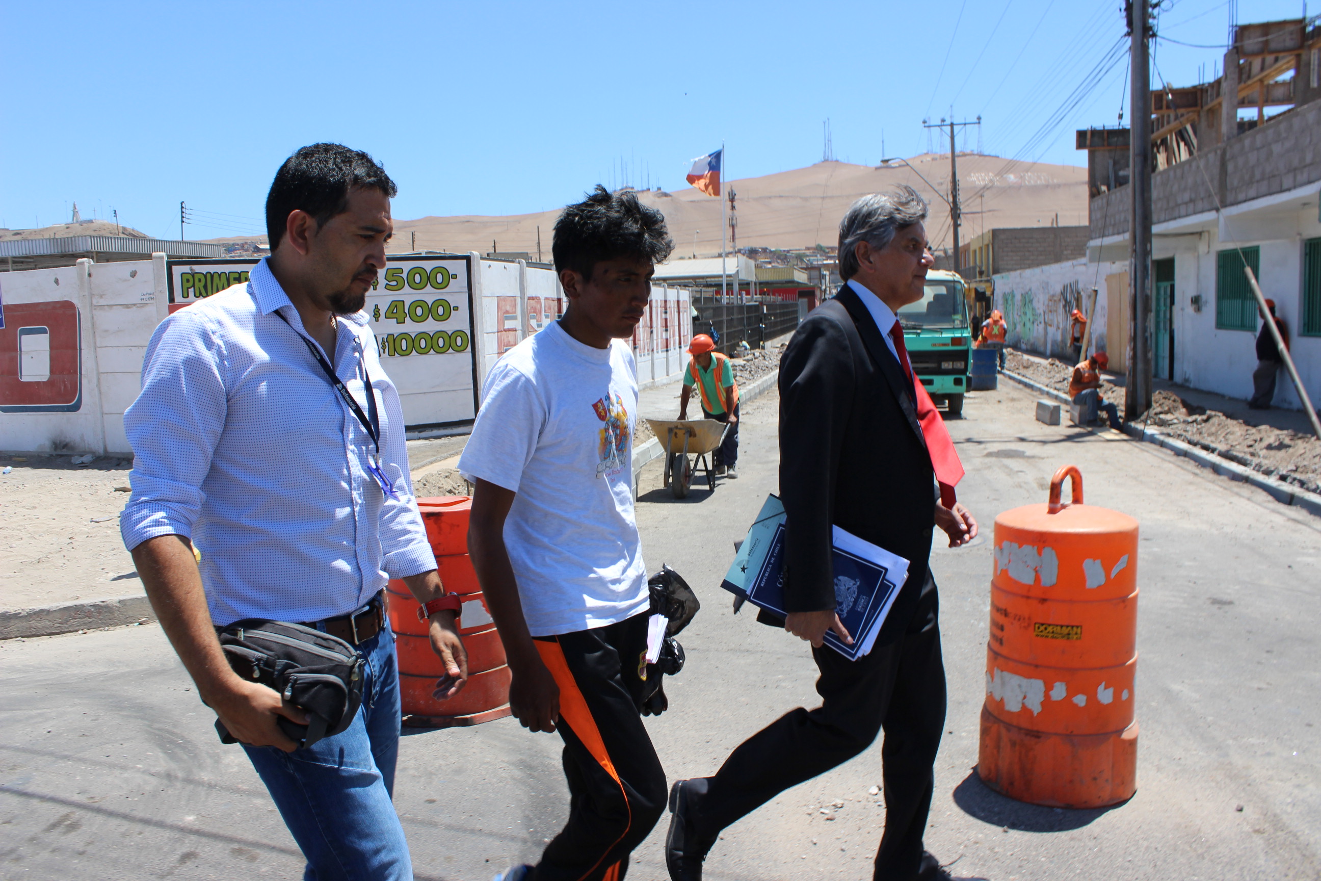 Juan Carlos Quispe junto a su defensor Ra&uacute;l Gil, minutos antes de entregarse voluntariamente en el tribunal de garant&iacute;a de Arica