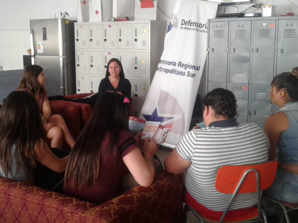 Las adolescentes agradecieron la reuni&oacute;n con el equipo de la Defensoria Metropolitana Sur.