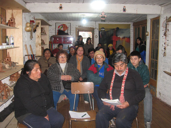 Los miembros de la comunidad mapuche de Valpara&iacute;so recibieron material de difusi&oacute;n sobre sus derechos impreso en mapudungun.