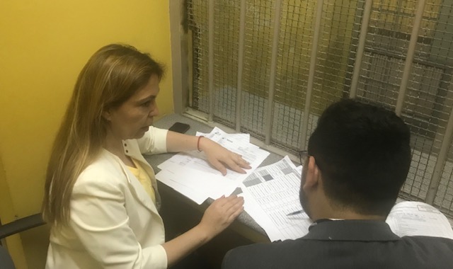 La jefa de Estudios de Atacama, Violeta Villalobos, entrevista a imputados antes de que pasen a control de detenci&oacute;n.
