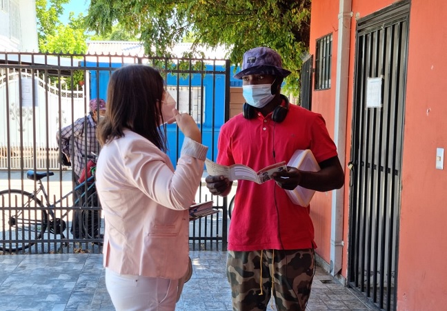 La trabajadora social Angela Morales difundi&oacute; la labor de defensa en la iglesia San Mart&iacute;n de Porres, donde funciona el comedor social.