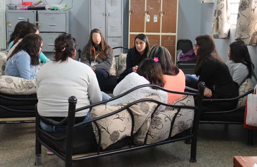 Carla Naranjo durante el di&aacute;logo participativo con j&oacute;venes privadas de libertad en el CRC Santiago.