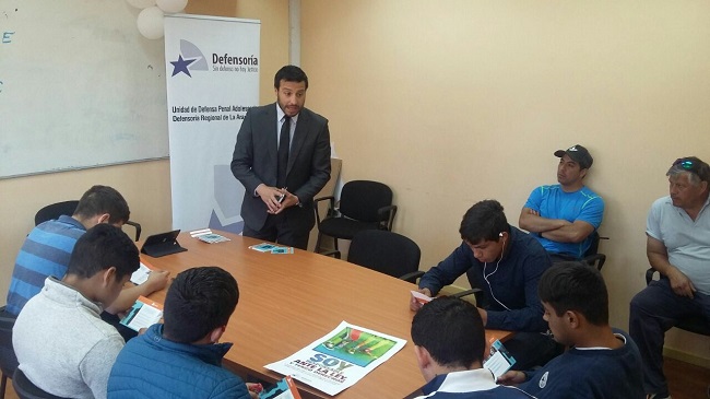 El defensor penal juvenil Luis Acu&ntilde;a Tapia entreg&oacute; material de difusi&oacute;n a los j&oacute;venes del CRC.