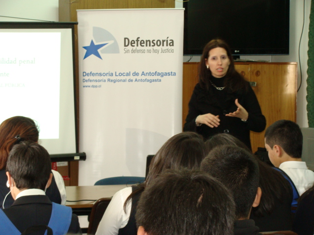 La psic&oacute;loga de la unidad de apoyo a la gesti&oacute;n de defensa de Antofagasta, Golda Barrientos, dio charla a j&oacute;venes del liceo La Portada de Antofagasta.