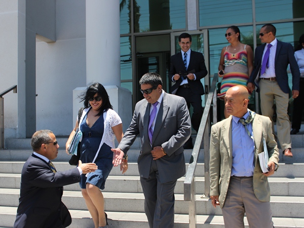 Defensores p&uacute;blicos y privados abandonan el Tribunal de Arica tras la lectura de sentencia del llamado 'caso drogas'.