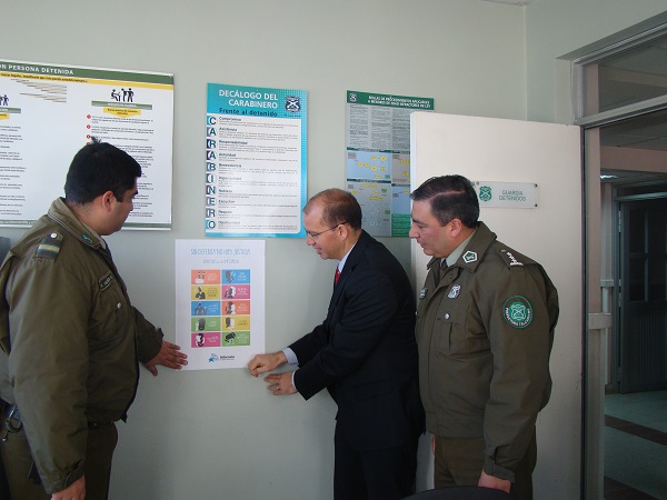 Los afiches se instalaron en la guardia de detenidos y en diarios murales de las unidades policiales.