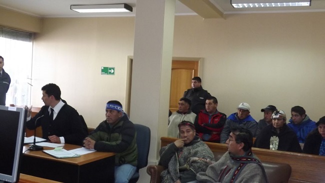 En el tribunal de Curacaut&iacute;n, el defensor p&uacute;blico Jos&eacute; Luis Correa y el werk&eacute;n Alberto Curamil Millana. 