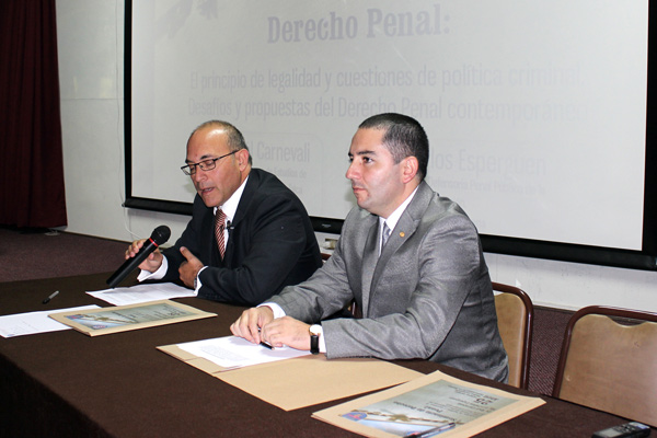 Una relevante exposici&oacute;n efectu&oacute; Carlos Esperguen (izquierda) en el seminario de la Escuela de Derecho de la Universidad de La Serena.