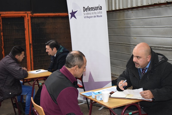 El Defensor Regional del Maule, Jos&eacute; Luis Craig, y el asesor jur&iacute;dico, Rodrigo Jaque, atendieron las consultas de los internos del penal de Linares.