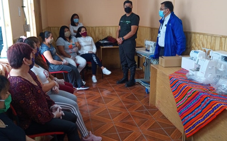 El Defensor Regional de Antofagasta entreg&oacute; certificados y maquinarias del proyecto "Dise&ntilde;o mi futuro: taller de costura para la reinserci&oacute;n".