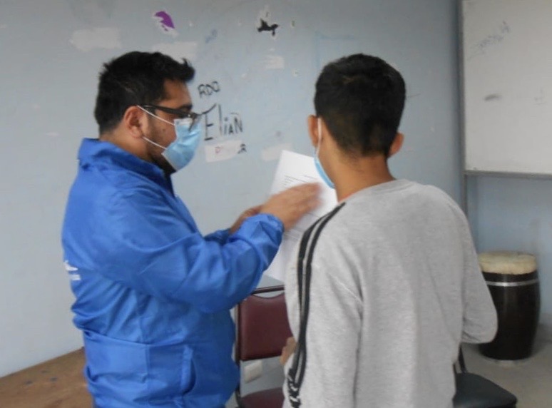 (Foto de archivo) El defensor p&uacute;blico juvenil Sergio Jofr&eacute; atiende las consultas de un adolescente en internaci&oacute;n provisoria.