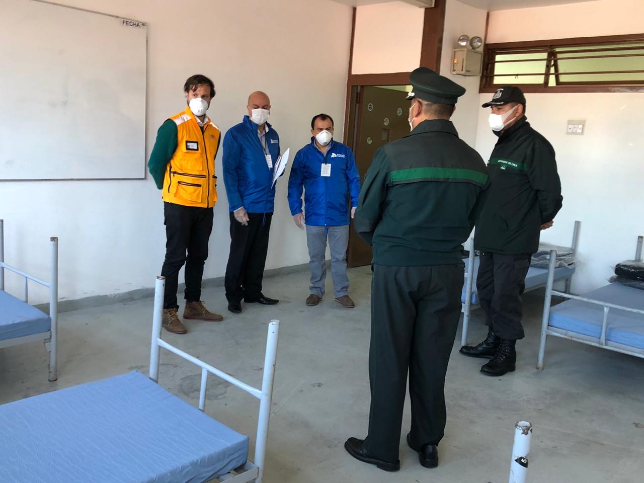Luis Soto y Cristi&aacute;n Ot&aacute;rola (de azul) visitaron una sala sanitaria y otras dependencias habilitadas para la emergencia.