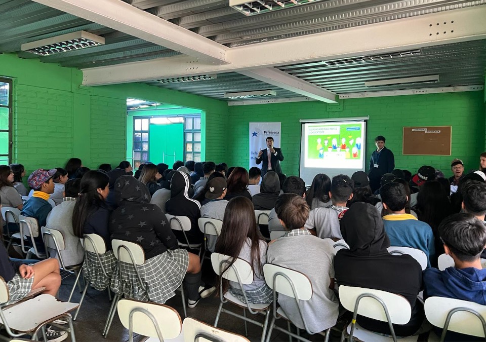 El defensor p&uacute;blico especializado Cristian Esquivel ofreci&oacute; su primera charla en el colegio en Pe&ntilde;alol&eacute;n.