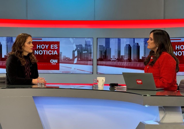La Defensora Regional Metropolitana Norte, Daniela B&aacute;ez, junto a la periodista Matilde Burgos.