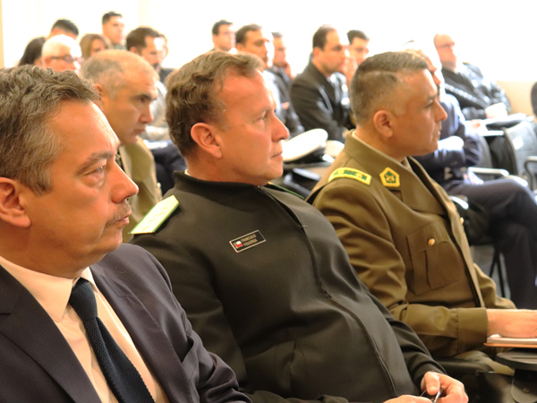 El Defensor Regional de Valpara&iacute;so, Claudio P&eacute;rez Garc&iacute;a (izquierda), junto a oficiales de la Armada y Carabineros, respectivamente.