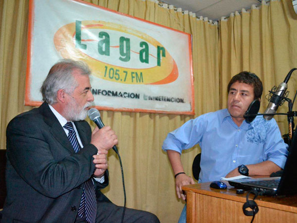 Arturo Zegarra (izquierda) contest&oacute; un largo cuestionario del locutor Exequiel Santos (derecha).