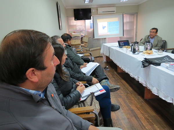 Vista de la exposici&oacute;n del defensor Joaqu&iacute;n Garc&iacute;a con el Parlamento Ind&iacute;gena del Maule.